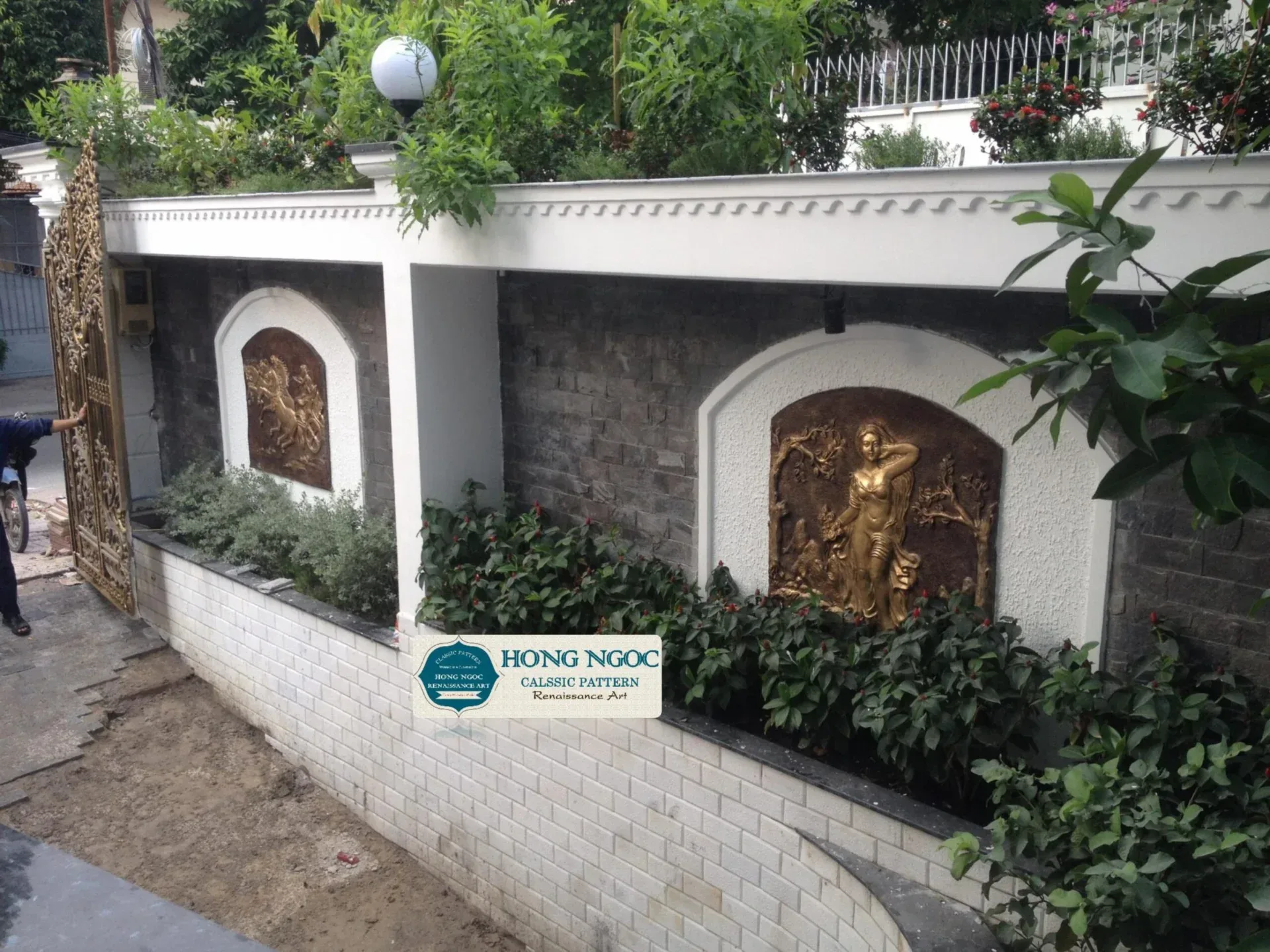 nên dùng hoa văn xi măng hay composite tốt hơn