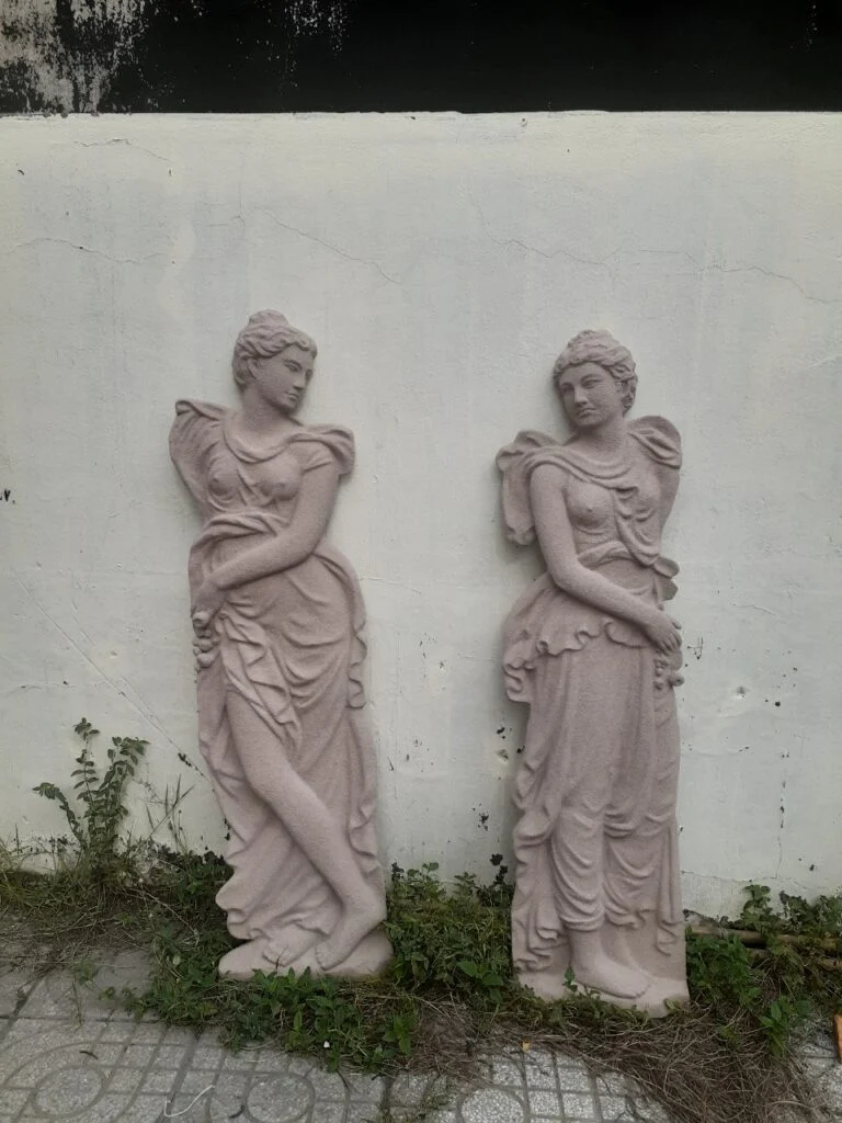 giá tranh đắp nổi bằng xi măng trang trí tường